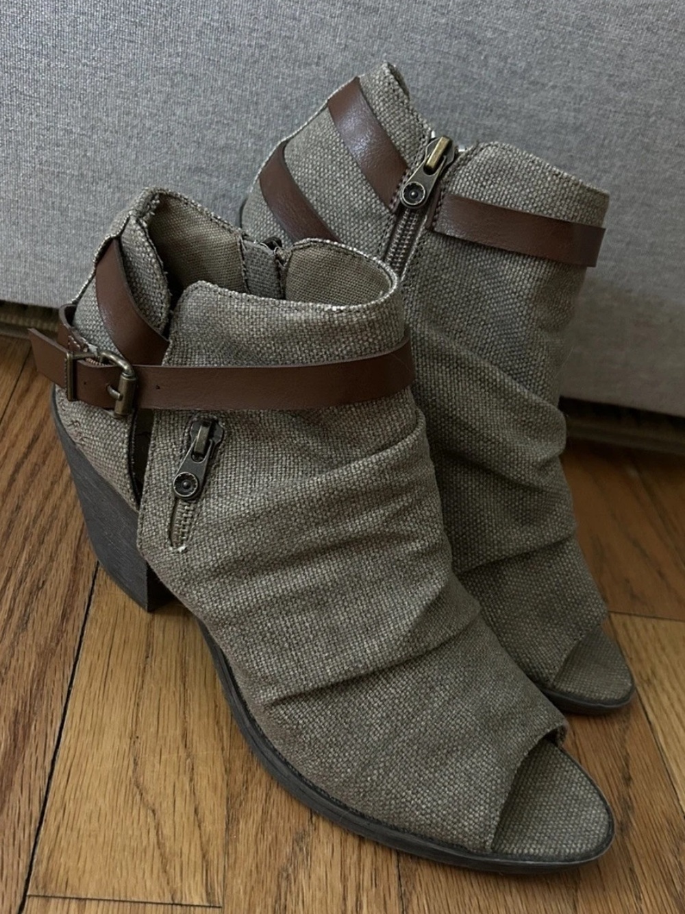 Blowfish Fella Gladiator Stacked Block Heel Open Peep Toe Bootie Size 8.5  Taupe